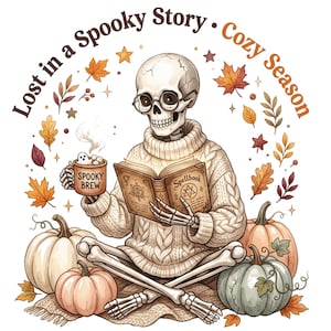 Può includere: Uno scheletro con occhiali tondi e un maglione a trecce beige siede a gambe incrociate leggendo un libro intitolato Spellbook. Tiene una tazza con la scritta Spooky Brew e un marshmallow a forma di fantasma. Circondato da zucche, foglie autunnali e il testo Lost in a Spooky Story Cozy Season.