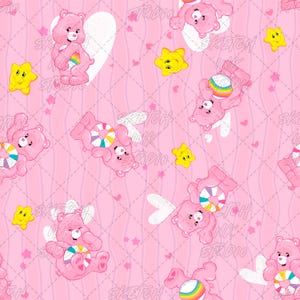 Op de afbeelding: Een herhalend patroon op een lichtroze achtergrond met roze beren met witte hartvormige buiken, gele lachende sterren en kleine roze hartjes. De beren houden regenboogkleurige ballen vast. De tekst Sketch Ink Studio is zichtbaar in het patroon.