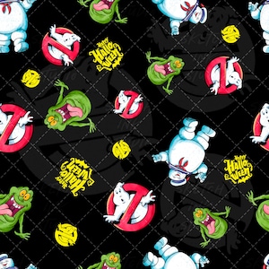 Pode incluir: Um padrão de tecido preto com personagens dos Caça-Fantasmas, incluindo Slimer, o homem de marshmallow Stay Puft e o icónico logótipo de fantasma. O design inclui texto amarelo que diz Happy Halloween e pequenos ícones de fantasmas amarelos.