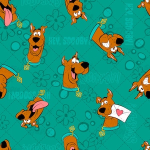 Può includere: Un motivo ripetitivo su sfondo verde acqua con Scooby-Doo in varie pose, tra cui quella in cui tiene una busta bianca con un cuore rosa. Il design include contorni di fiori, cerchi e il testo HEY, SCOOBY! e SCOOBY-DOO!