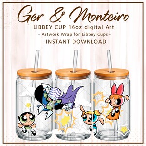 Pode incluir: Três copos de vidro Libbey transparentes de 473 ml com tampas de bambu e canudos de vidro. Os copos apresentam arte digital das personagens As Meninas Superpoderosas, incluindo Docinho, Lindinha, Florzinha e Mojo Jojo. Texto: Ger & Monteiro, LIBBEY CUP 16oz digital Art.