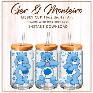 Pode incluir: Três copos Libbey transparentes com tampas de bambu e canudos de vidro, cada um com um urso azul com um emblema de nuvem de chuva, rodeado por estrelas e corações azuis. O texto diz: Ger & Monteiro LIBBEY CUP 16oz digital Art.