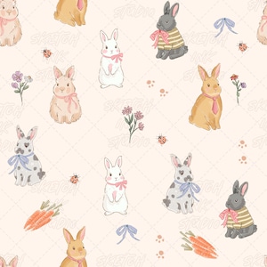 Pode incluir: Um padrão contínuo sobre um fundo creme claro com vários coelhos de diferentes cores, alguns usando camisolas ou laços. O design inclui pequenas joaninhas, ramos de flores cor-de-rosa e roxas, cenouras cor de laranja e fitas azuis.