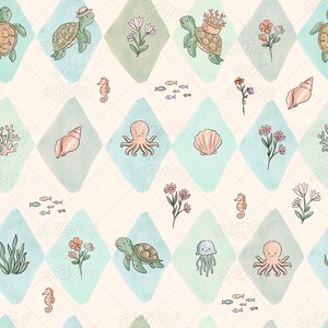 Pode incluir: Um padrão contínuo com ilustrações em estilo aguarela de tartarugas marinhas, polvos, alforrecas, cavalos-marinhos, conchas, corais e pequenas flores dispostas em losangos azul-claros e verdes sobre um fundo de cor creme.