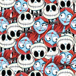 Pode incluir: Um padrão repetitivo com ilustrações estilizadas de rostos esqueléticos brancos com bocas costuradas e olhos pretos grandes, alternando com rostos de pele azul com cabelo ruivo, detalhes costurados e fundo de listras verticais pretas e brancas.