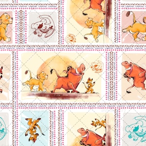 Puede incluir: Un patrón de tela repetitivo que presenta a los personajes de El Rey León, Simba, Timon y Pumbaa, en varias poses. El diseño incluye paneles rectangulares separados por bordes decorativos con formas geométricas rosas y marrones y motivos tribales.