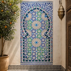 Peut inclure: Un panneau mural rectangulaire orné de motifs géométriques complexes en carreaux bleus, verts et blancs formant une arche mauresque. Il est placé sur un mur uni, accompagné d'un sol en damier, d'un agrume en pot et d'une lanterne en métal.