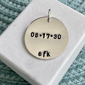 Gepersonaliseerde naam datum charme-hand gestempeld- sterling zilveren naam charme- gepersonaliseerde aangepaste familienaam en datum charme (7/8&quot;)