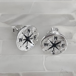 Kompass Ohrstecker-Navigieren Sie zukünfting graduierte Reisende, um sie auf ihrer Reise zu führen- NSEW Ohrring- Sterling Silber-Weihnachtsgeschenk