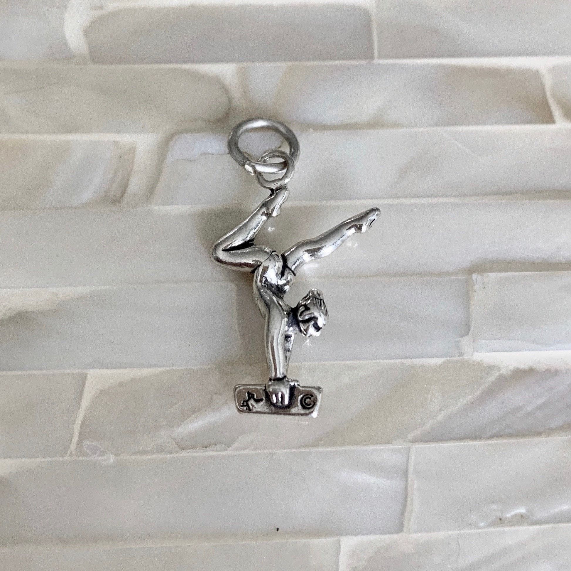 925スターリングシルバー 体操選手ペンダント チャーム ネックレス スポーツ 体操 ファインジュエリー 女性へのギフト（並行輸入品） スターリングシルバーの体操選手チャームネックレス、女の子への体操