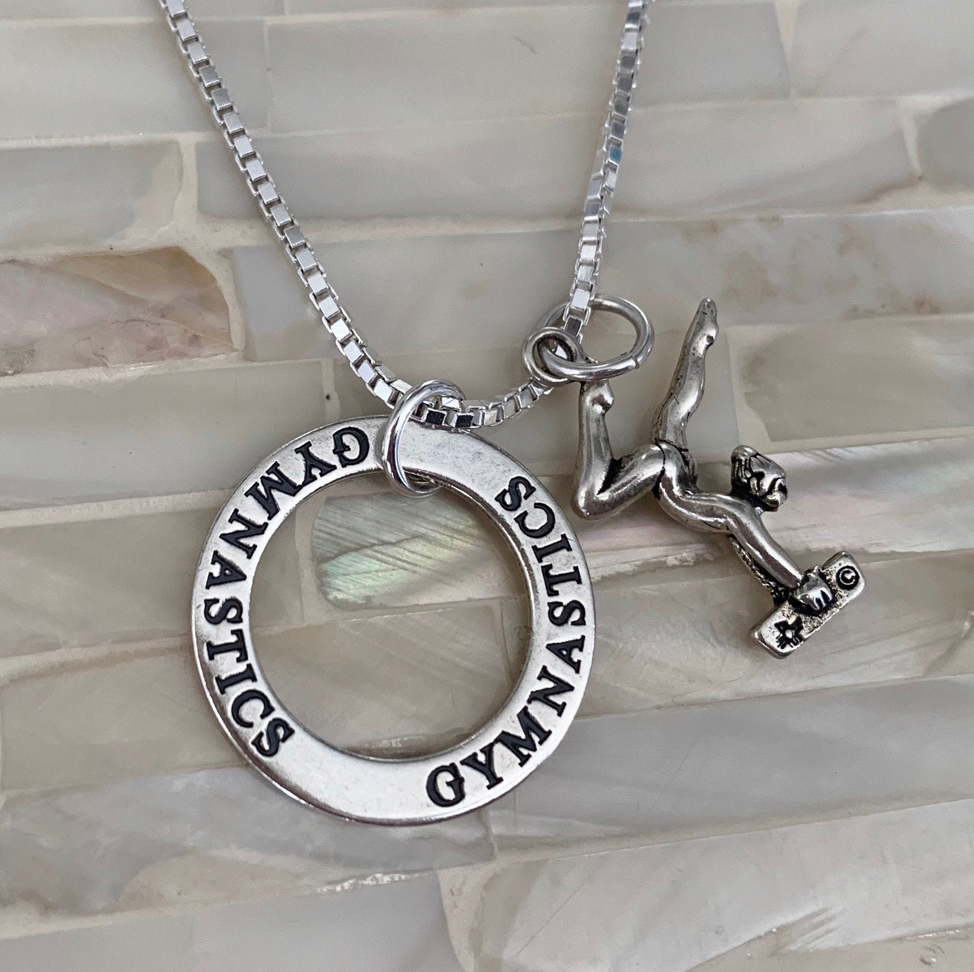 925スターリングシルバー 体操選手ペンダント チャーム ネックレス スポーツ 体操 ファインジュエリー 女性へのギフト（並行輸入品） スターリングシルバーの体操選手チャームネックレス、女の子への体操