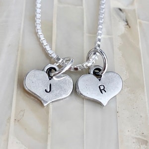 Collar con inicial de corazón - Carta de amor - Mamá - Niña - Letras griegas - Regalo para hija - Plata de ley - Regalo de Navidad - Novia