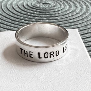 Religioso- Versículo bíblico- Anillo- Inscripción- Personalizado- Escritura- Fe- Serenidad- Cristiano- Esperanza- Inspiración- Regalo