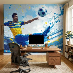 Può includere: Un murale che raffigura un calciatore con una maglia gialla e blu che calcia un pallone, su uno sfondo dinamico di schizzi di vernice blu e gialla e una scena di stadio, posizionato dietro una scrivania in legno con un monitor.