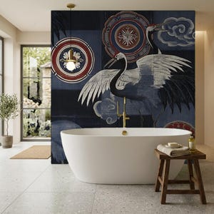 Può includere: Una vasca da bagno ovale bianca freestanding è posizionata davanti a un murale blu scuro con grandi gru bianche, nuvole stilizzate e motivi circolari rossi e bianchi. A destra si trova uno sgabello in legno con un asciugamano piegato.