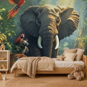 Può includere: Un letto per bambini in legno con biancheria beige e una coperta in maglia, posizionato davanti a un murale a tema giungla con un grande elefante, un pappagallo rosso e fogliame verde. Una scaffalatura bianca con giocattoli in legno.
