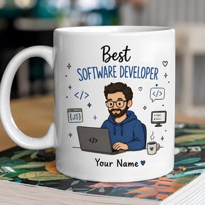 Könnte beinhalten: Ein weißer Keramikbecher mit einer Cartoon-Illustration einer Person mit Brille und Bart, die einen blauen Kapuzenpullover trägt und an einem Laptop arbeitet. Der Text lautet Best SOFTWARE DEVELOPER und Your Name mit kleinen Symbolen.