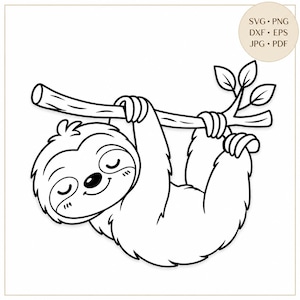 Puede incluir: Una ilustración de arte lineal en blanco y negro de un perezoso colgado de una rama de árbol con tres hojas. El perezoso tiene los ojos cerrados y una pequeña sonrisa. Una insignia circular en la esquina superior derecha contiene el texto SVG, PNG, DXF, EPS, JPG, PDF.