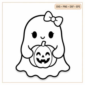 Op de afbeelding: Een zwart-witte digitale lijntekening van een schattig spookje met een strik op het hoofd dat een lachende pompoen vasthoudt. In de rechterbovenhoek staat de tekst SVG • PNG • DXF • EPS in een lichtbruin rechthoekig kader.