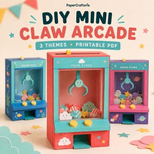 Könnte beinhalten: Drei DIY-Mini-Greifautomaten aus Papier mit Ozean-, Wolken- und Weltraumthemen. Jede Maschine hat einen zentralen Greifarm, zwei gelbe Steuerungsknöpfe und eine Ausgabeklappe. Der Text lautet PaperCraftoria, DIY MINI CLAW ARCADE, 3 THEMES, PRINTABLE PDF.