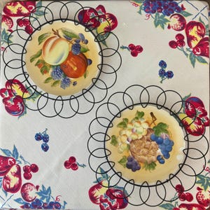 Handmålade fruktfat, 1950-talet – japanskt porslin, metalltrådsramar med volanger (set om 2)