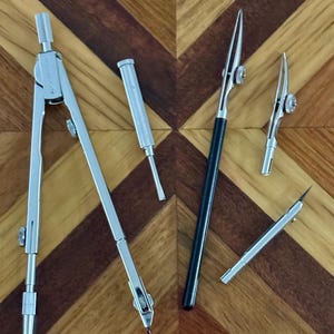 Peut inclure: Un ensemble d'outils de dessin en métal argenté comprenant un grand compas à branches réglables, un petit manche type tournevis, un tire-ligne à manche noir, un petit tire-ligne en métal et une pointe de traçage métallique courte.