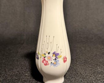Jarrón pequeño de porcelana blanca vintage con detalles florales dorados, sin marca, decoración rústica.