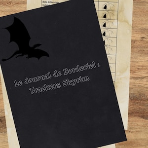 Puede incluir: Una hoja de portada negra con la silueta de un dragón y el texto Le Journal de Bordeciel: Trackers Skyrim, sobre una hoja de seguimiento beige estilo pergamino con una tabla titulada Grottes, que enumera ubicaciones e iconos de cuevas.