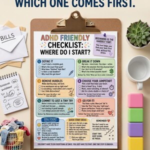 Puede incluir: Un portapapeles con una lista de verificación para el TDAH titulada "Where do I start?" con seis pasos numerados, ideas de inicio rápido y una sección "Still Stuck?". El documento incluye texto sobre cómo dividir tareas y eliminar obstáculos.
