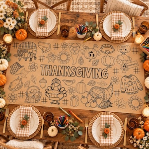 Op de afbeelding: Een grote rechthoekige papieren Thanksgiving-kleurplaat als placemat met zwarte lijntekeningen van kalkoenen, pompoenen, hoorns des overvloeds en bladeren, met het woord THANKSGIVING in het midden, op een houten tafel met servies.