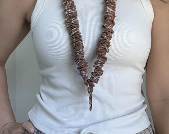 Chaveiro com cordão elástico | Presente para professor | Neutro e outonal | Porta-crachá