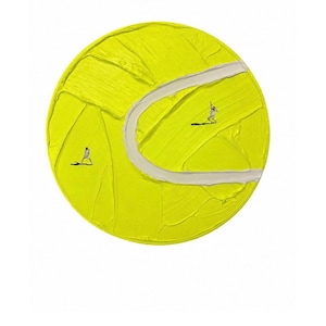 Peut inclure: Une peinture circulaire présentant une surface texturée jaune néon vif avec d'épais coups de pinceau empâtés. Une ligne blanche incurvée imite la couture d'une balle de tennis. Deux petites silhouettes détaillées de joueurs sont présentes.