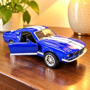 Classic Car 1:32 Scale Muscle Car Model Collectible Automotive Display