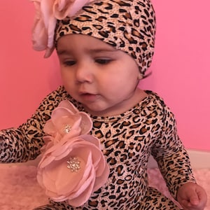 Säugling Leopard Layette Baumwolle Baby Strampler mit großer Blume auf der Brust und passenden Hut