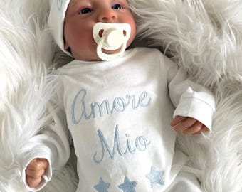 Noworodkowy kombinezon Amore Mio z czapeczką, prezent na baby shower