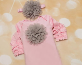 Conjunto de bebé niña: mameluco de algodón rosa con volantes, gran detalle de gasa en el pecho y diadema a juego.