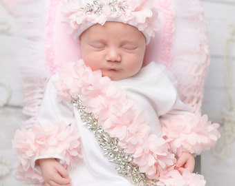 Conjunto personalizado para recém-nascida, com chiffon cravejado de strass e gorro combinando, perfeito para a chegada em casa.