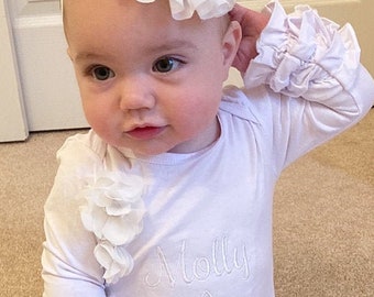 Tutina con volant per battesimo per neonata, bianca, personalizzata, con ricamo del nome e della croce sul petto e fascia per capelli abbinata