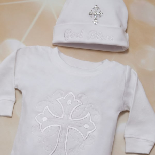 Cadeau personnalisé Barboteuse de baptême pour bébé garçon Layette pour bébé garçon en coton blanc Barboteuse pour bébé garçon en coton blanc avec grande croix à broder