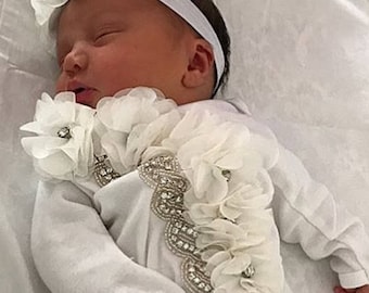 Conjunto de presente para bebê menina em algodão com flores de chiffon e strass, ideal para a chegada em casa.