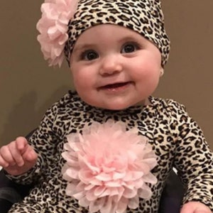Neugeborenen Leopard Layette Baumwolle Baby Strampler mit Chiffon auf der Brust und passenden Hut