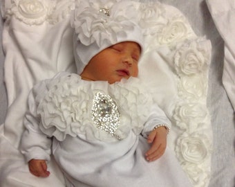 Vestido de saída para bebê menina, conjunto de algodão com strass, flores de chiffon e detalhes em strass.