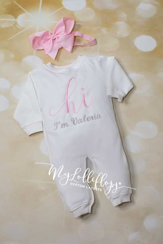 Mameluco de algodón con canastilla infantil personalizado, color blanco,  con volantes, con bordado grande en el pecho y diadema rosa