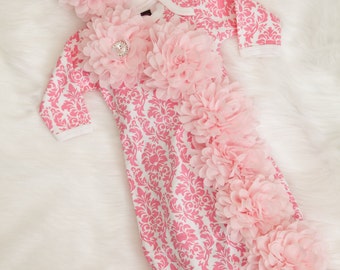 Rosa Damast-Säuglingsausstattungs-Baumwollbabykleid mit Chiffonblumen und Rhinestones