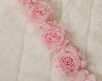 Portachupetes con pinza rosa y flores de gasa desgastadas