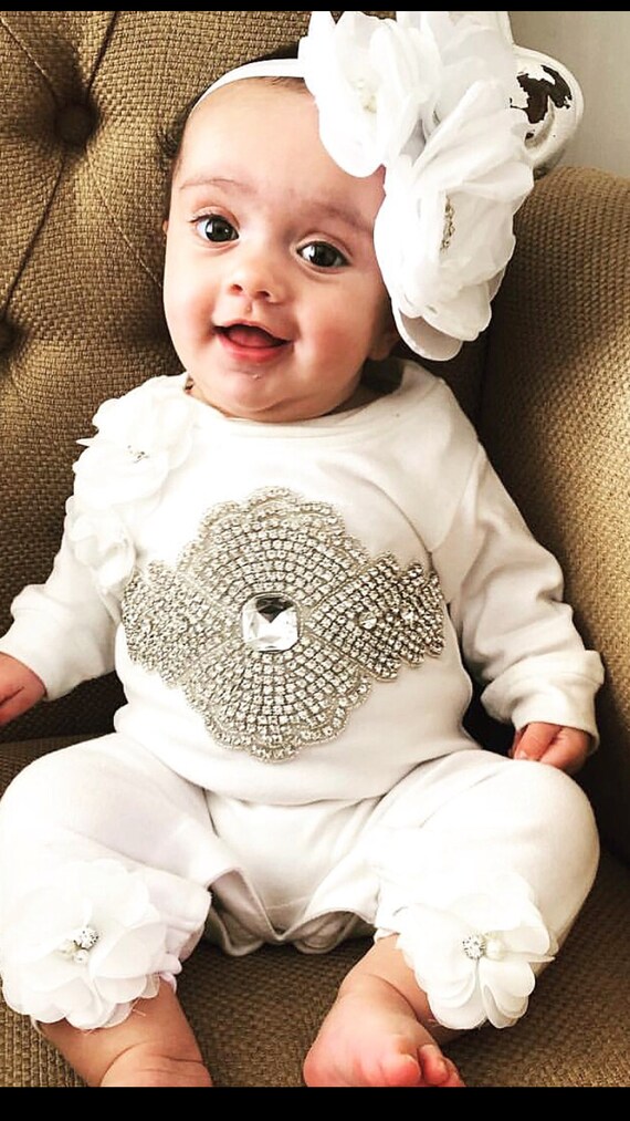 Layette pour bebe en coton blanc avec mousseline de soie et grande applique en strass livree avec bandeau