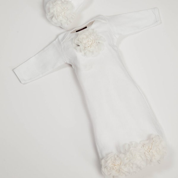 Robe de chambre layette blanche pour nouveau-né avec fleurs en mousseline blanc cassé