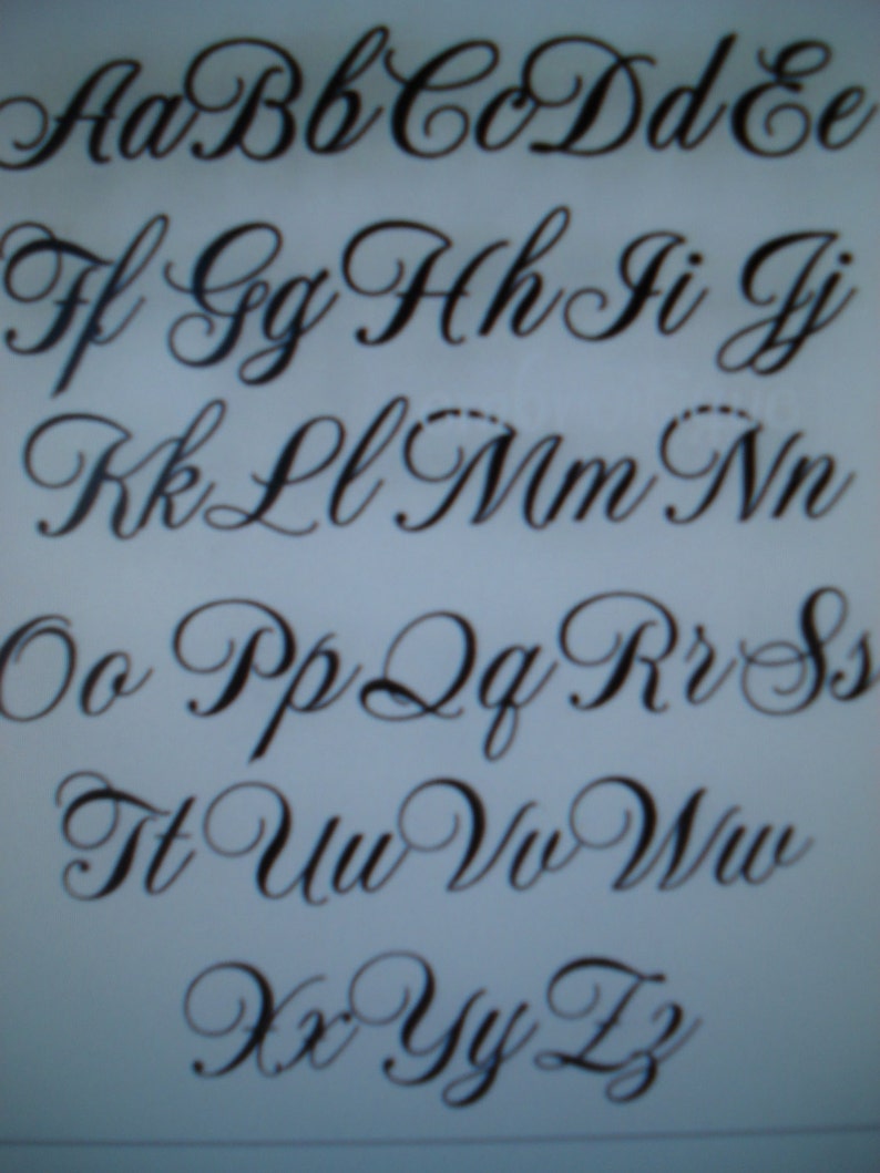 Puede incluir: Un alfabeto escrito a mano en cursiva, con cada letra mostrada en may&uacute;scula y min&uacute;scula. Las letras est&aacute;n escritas en tinta negra sobre un fondo azul claro.