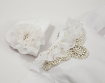 Conjunto de vestido e touca de algodão para recém-nascida, com gola de chiffon adornada com pérolas e strass.
