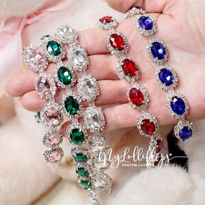 Pode incluir: Quatro fios de guarni&ccedil;&atilde;o de strass com pedras de forma oval em diferentes cores. A guarni&ccedil;&atilde;o apresenta pedras transparentes, rosa, verdes, vermelhas e azuis.